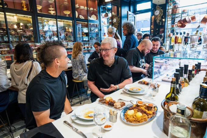 Tim and chef Dabiz Muñoz sit at a counter at Lhardy and chat over a meal.