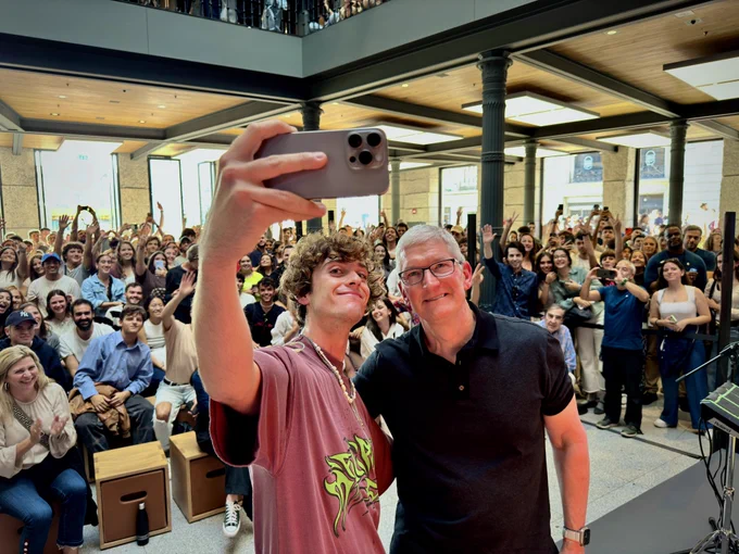 Tim and Guitarricadelafuente take a selfie together in front of a crowd of people at Apple Puerta del Sol.