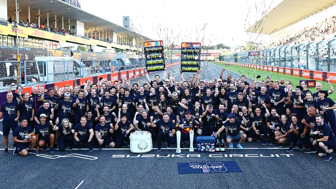 Team photo on the starting grid at Suzuka after winning the Constructors' Championship.