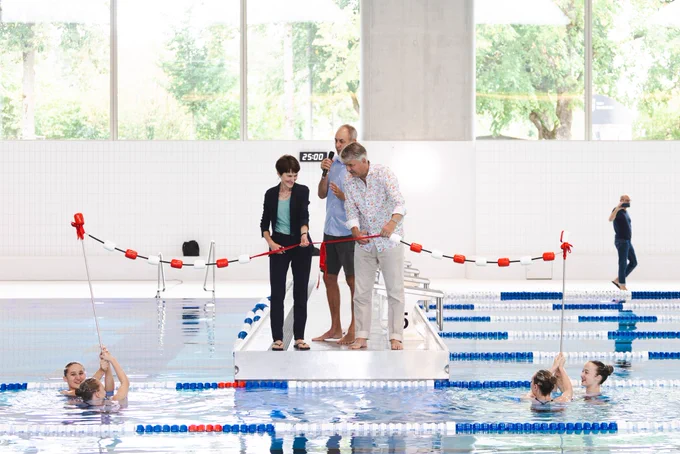 Gemeinderätin Franziska Teuscher und Stadtpräsident Alec von Graffenried an der Eröffnung der Schwimmhalle Neufeld