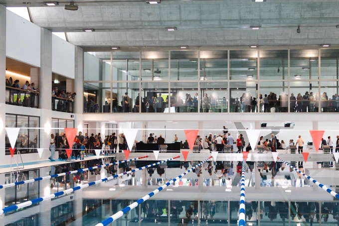 Zahlreiche Besucher*innen an der Eröffnung der Schwimmhalle Neufeld