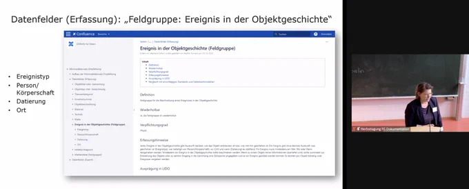 Screenshot: Slide “Datenfelder (Erfassung): Feldgruppe: Ereignis in der Objektgeschichte” und rechts daneben der Videofeed mit der Vortragenden.