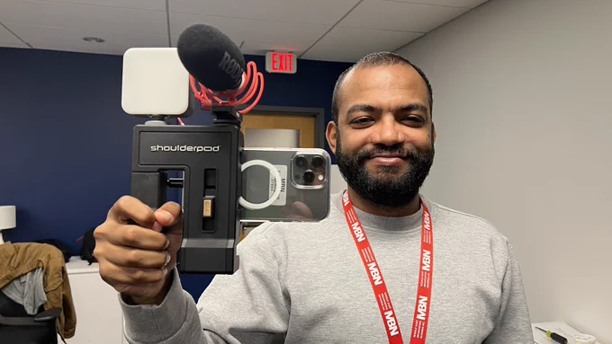 A Washington DC reporter holds his smartphone rig at a training workshop led by Mobile Journalism trainer Robb Montgomery.