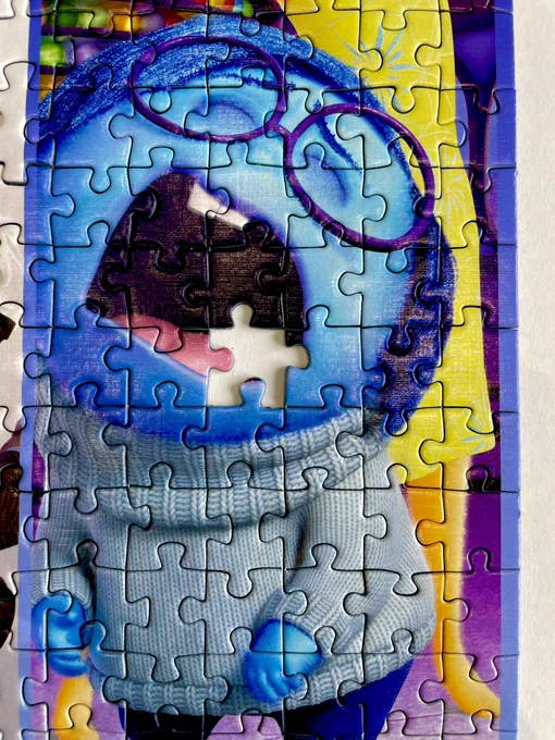Ein Puzzle das die traurige Figur aus dem Pixar Film „Alles steht Kopf“ zeigt. Allerdings fehlt ein Stück.