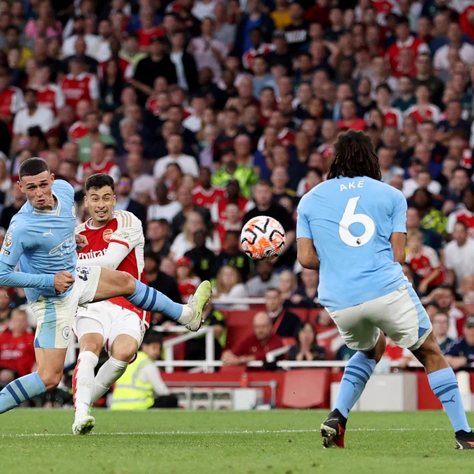Gabriel Martinelli shoots.