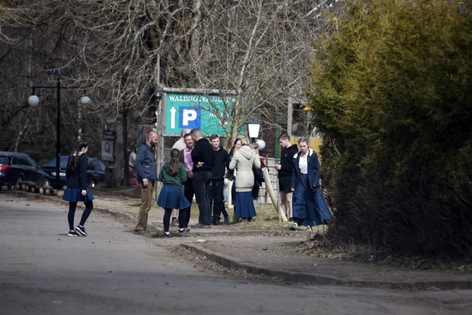 Das Bild zeigt ein Artgemeinschaftstreffen im März 2022 in Ilfeld. Etwa ein dutzend Mitglieder stehen vor einem Parkplatz und unterhalten sich. Im Gespräch vertieft sind damaliger Vorsitzender Jens Bauer und Marcel Wöll. Die Frauen und Mädchen tragen blaue Röcke. Bildrechte Exif-Recherche