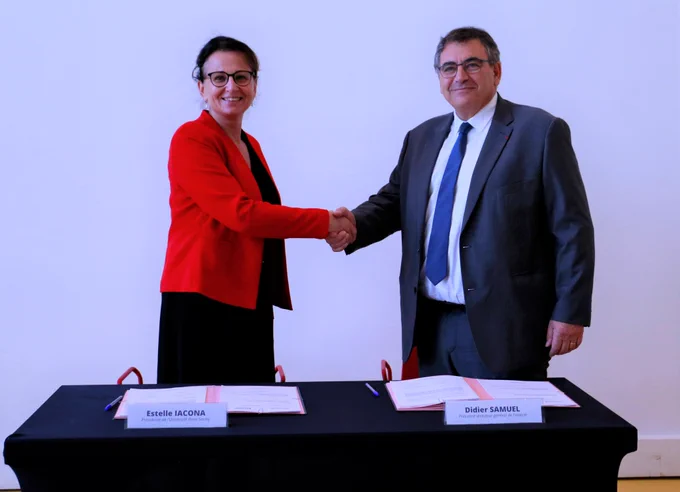 Estelle Iacona, présidente de l’Université Paris-Saclay (à gauche), et Didier Samuel, président-directeur général de l’Inserm (à droite).