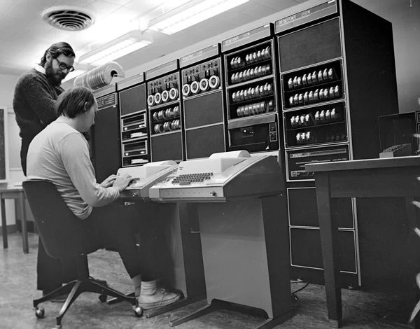 Visuel : Ken Thompson and Dennis Ritchie at PDP-11/20 | Peter Hamer, CC BY-SA 2.0