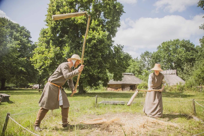 Dreschen auf der Tenne im Museumsdorf Düppel. © Stadtmuseum Berlin | Christian Kielmann. 