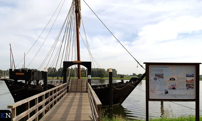 Deze week is het 700 jaar geleden dat Kampen het eiland Terschelling hielp haar eerste vuurtoren, de Brandaris, te bouwen. In ruil daarvoor kreeg het machtige Campen van destijds een bijzonder privilege. Zaterdag komt een delegatie van Terschelling naar Kampen. Vorig jaar zijn er twee informatiepanelen op het eiland gepresenteerd die twee historische aspecten verhalen. Een derde paneel op de Kamper Koggewerf verhaalt over de ”Gouden periode voor Kampen”.