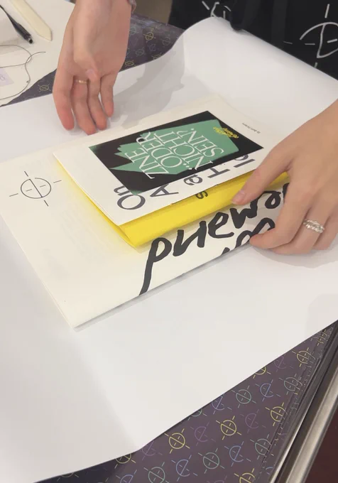 Foto: Gedruckte Zines werden verpackt