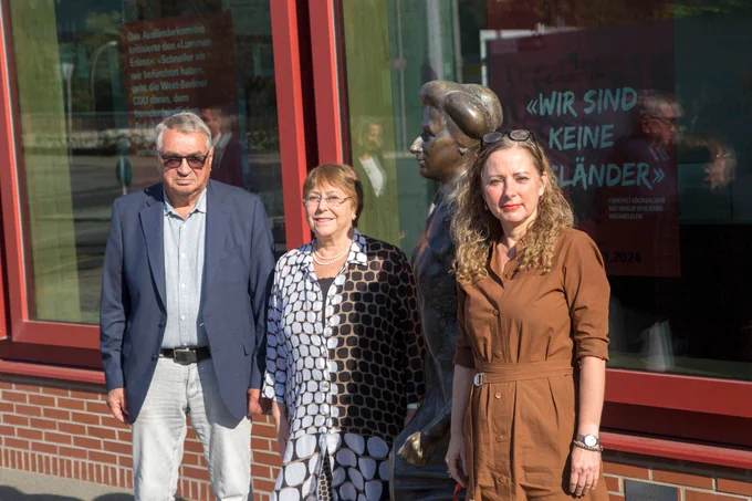 Heinz Bierbaum, Michelle Bachelet und Daniela Trochowski vor der Statue von Rosa-Luxemburg am Berliner Sitz der Rosa-Luxemburg-Stiftung. 