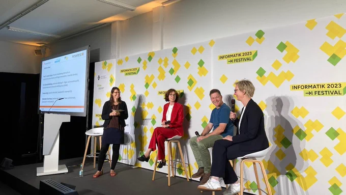 Die Panelist*innen diskutieren auf der Bühne der INFORMATIK 2023.