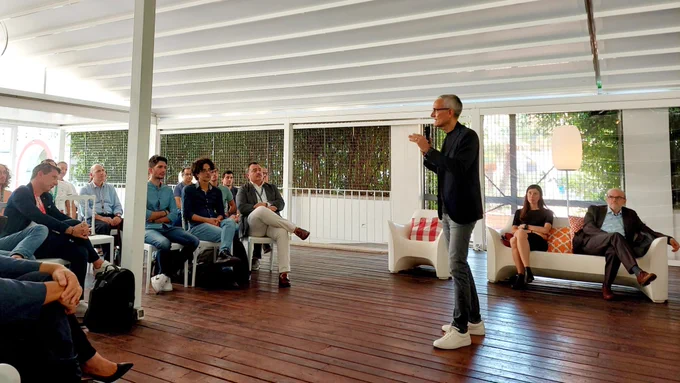 L’AD Engineering Maximo Ibarra discute i nuovi assetti organizzativi con i dipendenti della sede di Palermo