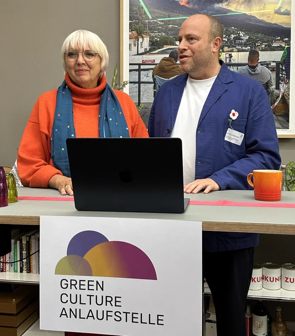 Claudia Roth mit Jacob Bilabel in der Green Culture Anlaufstelle