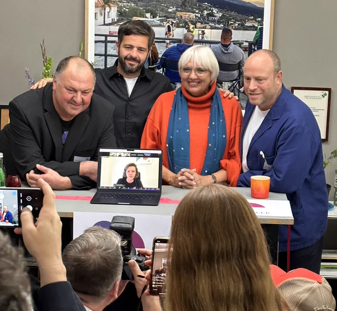 Gruppenbild: Erhard Grundlage, Daniel Scheider, Claudia Roth, Jacob Bilabel, und am Laptopbildschirm Anikó Glogowski-Merten.