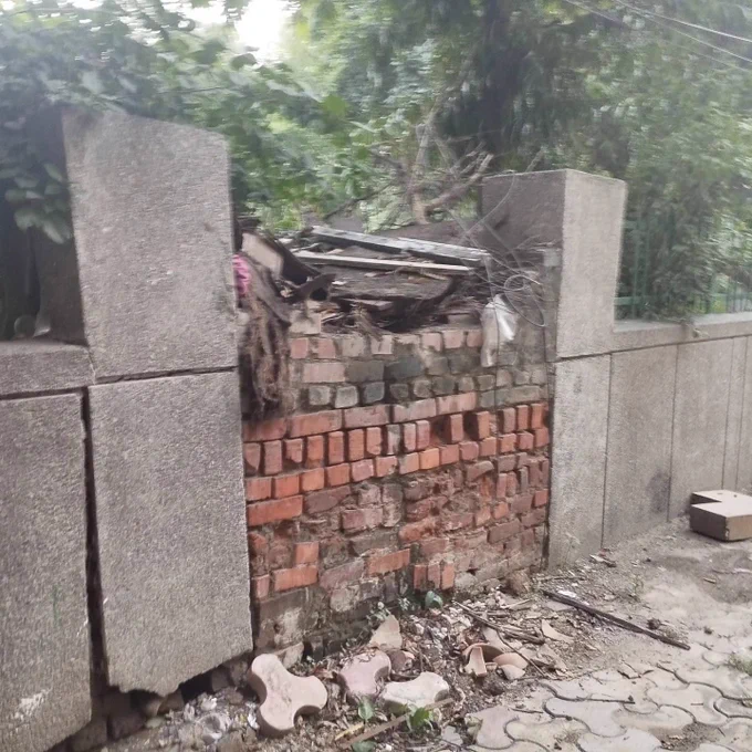 The open entryway leading from the park to TCLP-South Extension Kotla library has been illegally barricaded with bricks and rubble to cut-off public access to the library.