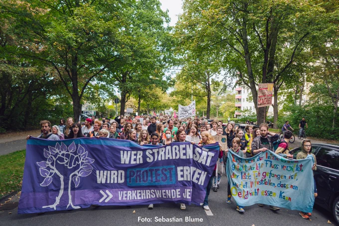 viele Menschen sind auf einer Demo durch Hannover unterwegs. Auf dem Frontbanner steht unter anderem: Wer Straßen sät, wird Protest ernten