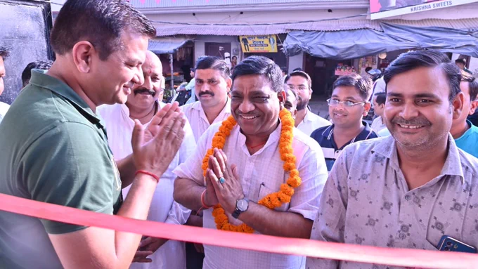 सेवा पखवाड़ा 2023 के तहत भारतीय जानता पार्टी (भाजपा) उत्तर प्रदेश, चिकित्सा प्रकोष्ठ, द्वारा प्रदेश भर में  1 से 3 अक्तूबर के बीच जन साधारण के लिए नि:शुल्क स्वास्थ्य परीक्षण शिविर के दूसरे दिन का आयोजन किया गया। काफ़ी संख्या में लोग पहुँचे तथा नि:शुल्क स्वास्थ्य शिविर का लाभ उठाया। इस दौरान पार्टी पदाधिकारी एवं जनप्रतिनिधि साथ रहे। 


#BJP #BJP4India #BJP4UP #BJP4Braj #BJP4Bareilly #Bareilly #बरेली #भाजपा #भाजपा_बरेली #BJP4IND #मेरी_बरेली_विकसित_बरेली #125_विधानसभा_क्षेत्र_बरेली #SanjeevAgarwalMLA #BloodDonationCamp #HealthCamp #HealthCheckupDrive #HealthDrive #स्वास्थ्य_शीविर 
