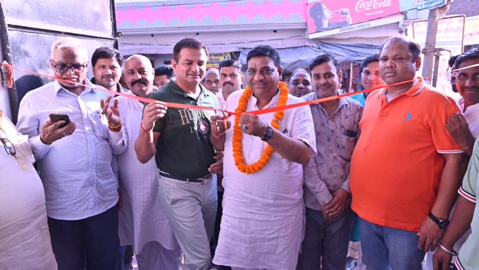 सेवा पखवाड़ा 2023 के तहत भारतीय जानता पार्टी (भाजपा) उत्तर प्रदेश, चिकित्सा प्रकोष्ठ, द्वारा प्रदेश भर में  1 से 3 अक्तूबर के बीच जन साधारण के लिए नि:शुल्क स्वास्थ्य परीक्षण शिविर के दूसरे दिन का आयोजन किया गया। काफ़ी संख्या में लोग पहुँचे तथा नि:शुल्क स्वास्थ्य शिविर का लाभ उठाया। इस दौरान पार्टी पदाधिकारी एवं जनप्रतिनिधि साथ रहे। 


#BJP #BJP4India #BJP4UP #BJP4Braj #BJP4Bareilly #Bareilly #बरेली #भाजपा #भाजपा_बरेली #BJP4IND #मेरी_बरेली_विकसित_बरेली #125_विधानसभा_क्षेत्र_बरेली #SanjeevAgarwalMLA #BloodDonationCamp #HealthCamp #HealthCheckupDrive #HealthDrive #स्वास्थ्य_शीविर 