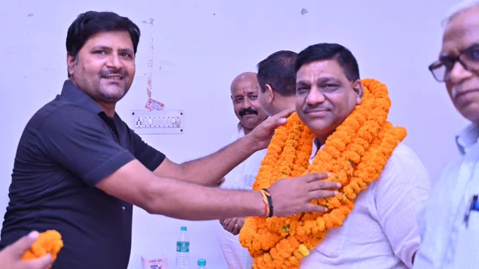 सेवा पखवाड़ा 2023 के तहत भारतीय जानता पार्टी (भाजपा) उत्तर प्रदेश, चिकित्सा प्रकोष्ठ, द्वारा प्रदेश भर में  1 से 3 अक्तूबर के बीच जन साधारण के लिए नि:शुल्क स्वास्थ्य परीक्षण शिविर के दूसरे दिन का आयोजन किया गया। काफ़ी संख्या में लोग पहुँचे तथा नि:शुल्क स्वास्थ्य शिविर का लाभ उठाया। इस दौरान पार्टी पदाधिकारी एवं जनप्रतिनिधि साथ रहे। 


#BJP #BJP4India #BJP4UP #BJP4Braj #BJP4Bareilly #Bareilly #बरेली #भाजपा #भाजपा_बरेली #BJP4IND #मेरी_बरेली_विकसित_बरेली #125_विधानसभा_क्षेत्र_बरेली #SanjeevAgarwalMLA #BloodDonationCamp #HealthCamp #HealthCheckupDrive #HealthDrive #स्वास्थ्य_शीविर 