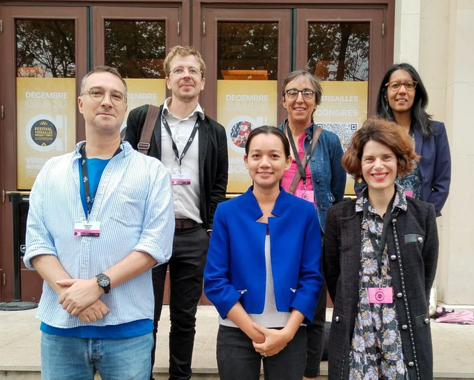Christine Chevalier-Boyer (directrice des études et des stages), Florence Salanouve (directrice de la valorisation) et Jérôme Demolin (rédacteur adjoint du BBF) aux côtés de trois élèves conservateurs des bibliothèques (DCB 32) : Apolline Damez Fontaine, Eddy Noblet et Hanna Toraubully.