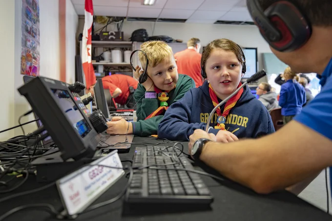 Dos scouts británicos participan en el Jamboree en el aire a través de una radio