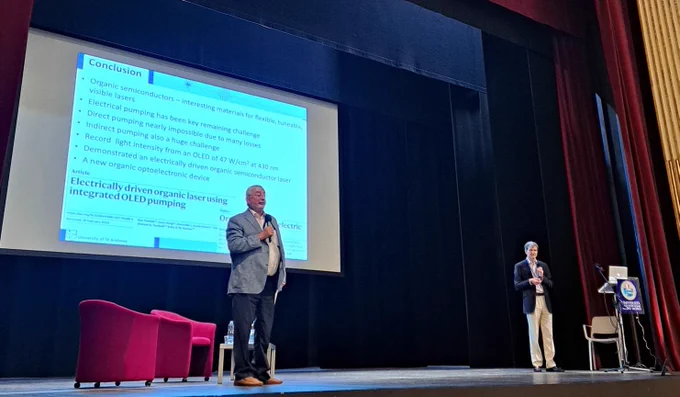Ifor (right) giving his keynote talk at ECME about the groups new nature paper on organic lasers.