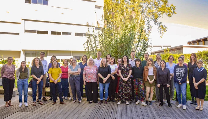 Les nouveaux élèves FIBE 13 aux côtés de Nathalie Marcerou-Ramel (directrice de l'Enssib) et de Christine Chevalier-Boyer (directrice des études et des stages), sur l'espace terrasse de l'Enssib.