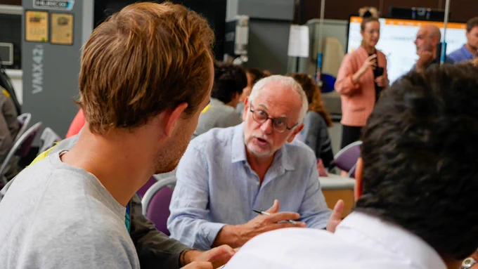 #hackathon avec les élèves de 1ère année de l'ENSAM. Répartis en petits groupes et accompagnés de collaborateurs d’Alstom, il s’agissait de réfléchir à l’avenir du #tramway dans des villes en pleine mutation