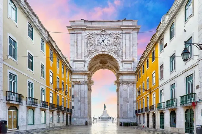 Looking at Terreiro do Paço from Rua Augusta through Rua Augusta's Arch. A sky with blue and red colors.