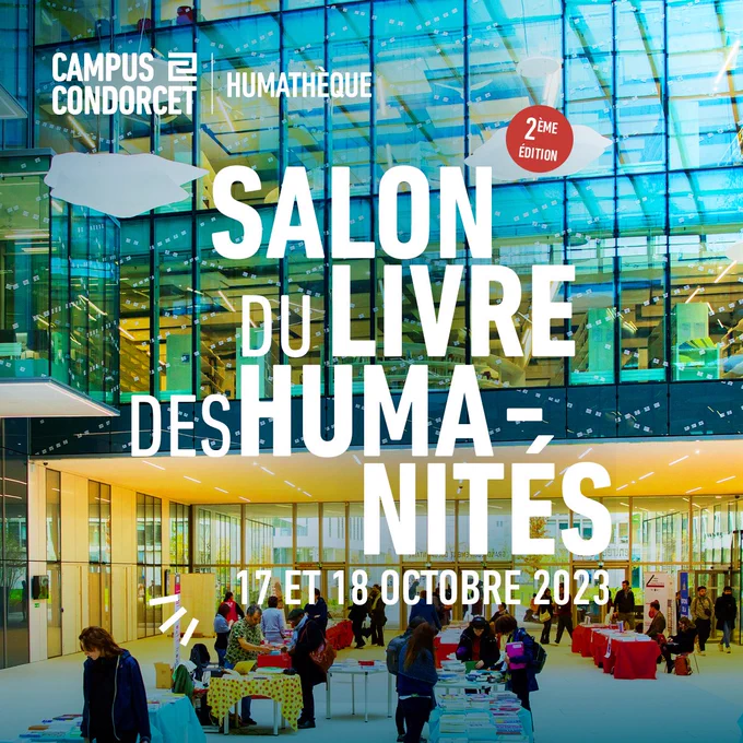 affiche de la 2e édition du Salon du livre des Humanités, les 17 et 18 octobre 2023, dans le forum de l'Humathèque sur le campus Condorcet. Photo du forum avec les stands des éditeurs installés.