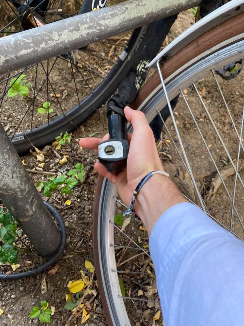 Picture of an heavy abus bike lock with a key