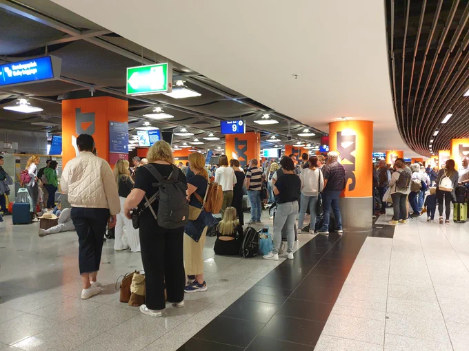 Menschenmenge anden Gepäckbändern am Flughafen Düsseldorf 