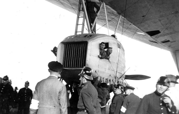 eine Gruppe von Menschen steht um ein Flugzeug herum.
