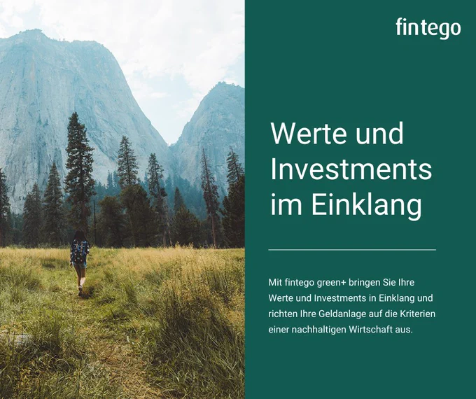 eine Frau, die in einem Feld mit hohem Gras und Bäumen spaziert