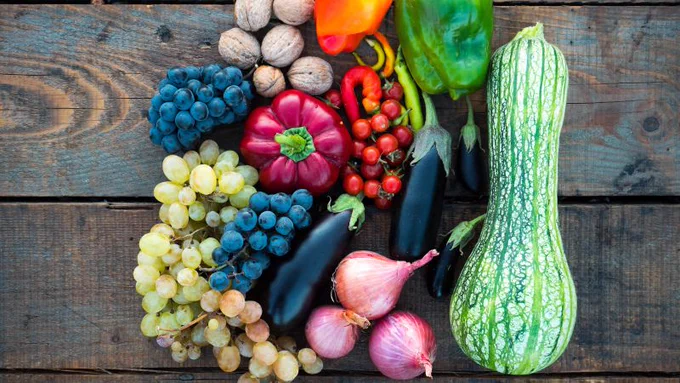 Buntes Obst und Gemüse auf einer Holz-Oberfläche.
Foto: D.C. Paduret via unsplash.com