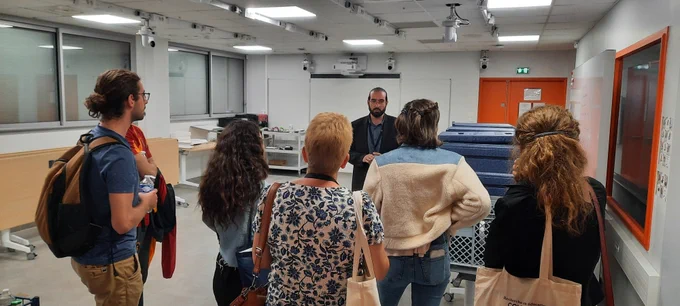 une salle de classe modulable équipée de caméras, micros, vitres sans tain et capteurs de position