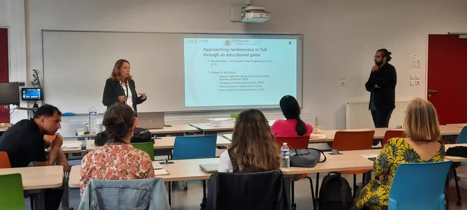 Magali COUPAUD, Jonathan MIRAULT, Alice DELSERIEYS
L’effet de la structuration d’une consigne sur l’exploration et la
compréhension d’un texte : une double approche oculométrique et
comportementale.