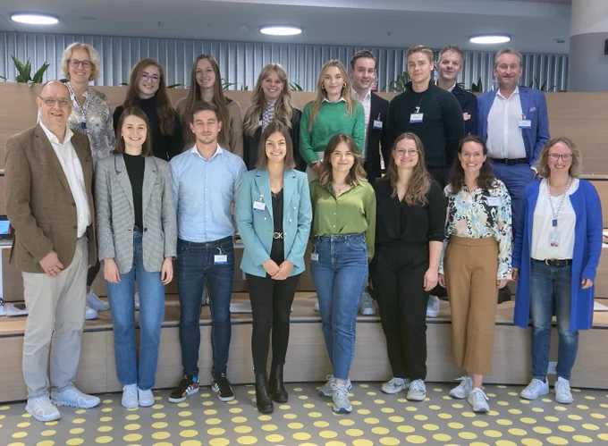 Chief communication officers Anke Schmidt, Beiersdorf (our host); Nils Haupt, Hapag Lloyd; Frank van Hoorn, Shell Germany; Thomas Voigt, Otto Group with the student team and lecturers - thanks for your feedback and guidance!