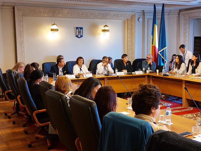 RNE colleague Hannah Janetschek speaking in front of the participants of the EEAC network conference, gathered around a table.
