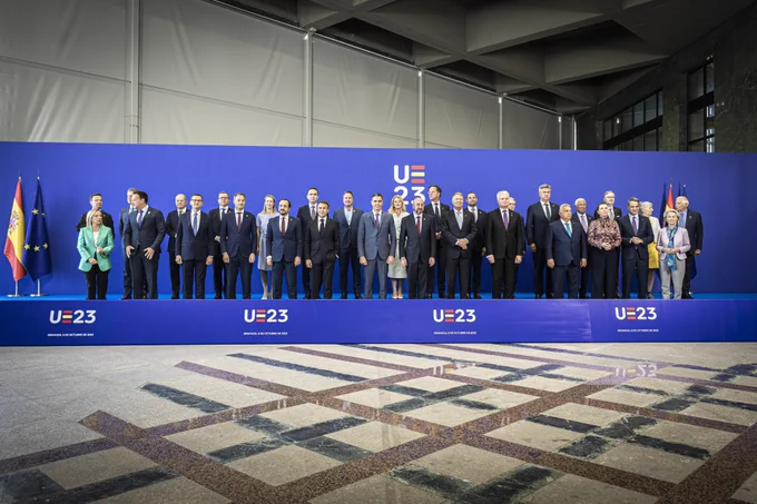 Familienfoto aller Staats- und Regierungschefs, die an dem Treffen der Europäischen Politischen Gemeinschaft teilgenommen haben.