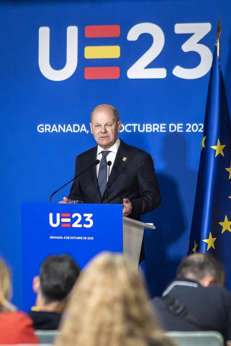 Bundeskanzler Olaf Scholz am Rednerpult im Rahmen seiner Pressekonferenz zum Abschluss des Treffens des EU-Rates in Granada. 