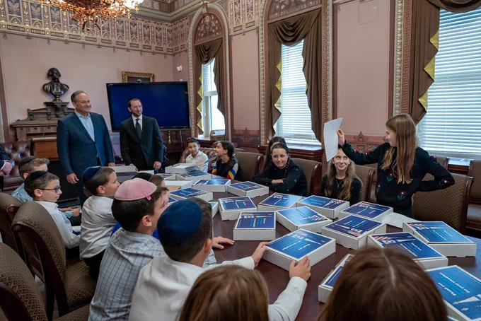 A student shows Second Gentleman Douglas Emhoff a letter thanking the Biden-Harris Administration for their support of Israel.