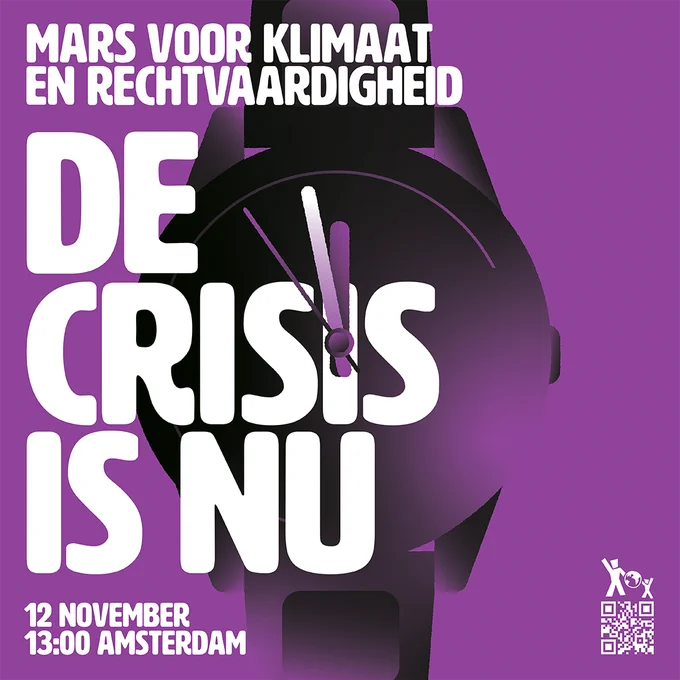 Een horloge met de tijd op enkele minuten voor 12 uur tegen een paarse achtergrond. Ook staat er de tekst: Mars voor klimaat en rechtvaardigheid, de crisis is nu, 12 november 13.00 uur Amsterdam. 