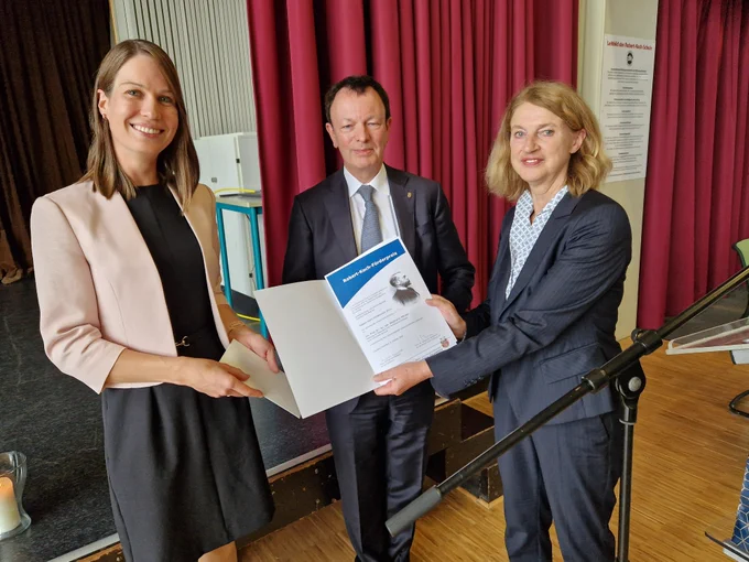 Robert Koch Advancement Award 2023 presented to Professor Stephanie Pfaender (Oct 6, 2023). From left to right: Prof. Stephanie Pfaender, Prof. Sebastian Suerbaum, Mayor Petra Emmerich-Kopatsch. Photograph by Goslarsche Zeitung, with permission.