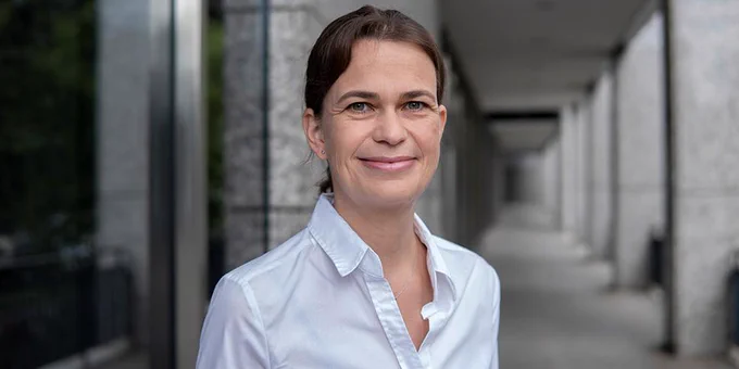 Ein Portraitfoto von Prof. Dr. Sonja Schimmler. Sonja Schimmler hat zum 1. Oktober 2023 eine Gastprofessur an der Technischen Universität Berlin übernommen. In den kommenden Jahren wird sie an der Fakultät Elektrotechnik und Informatik das Fachgebiet "Forschungsdateninfrastruktur" aufbauen und leiten. Parallel dazu wird sie weiter als Forschungsgruppenleiterin im Geschäftsbereich Digital Public Services bei Fraunhofer FOKUS tätig sein.