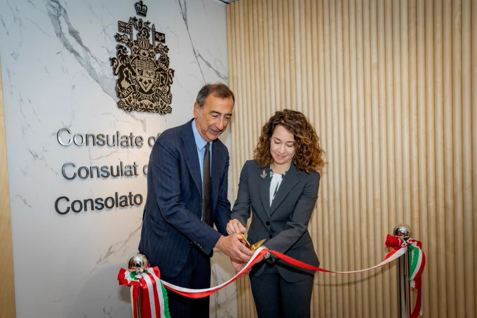 L'ambassadrice du Canada en Italie Elissa Golberg et le maire de Milan Giuseppe Sala coupent le ruban tricolore devant le blason du Canada et l'inscription Consulate of Canada/Consulat du Canada/Consolato del Canada.

