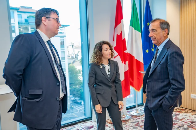 
Le Consul du Canada à Milan Maxime Thérien, l'Ambassadrice du Canada en Italie Elissa Golberg et le Maire de Milan Giuseppe Sala posent devant les drapeaux du Canada, de l'Italie et de l'Union européenne.
