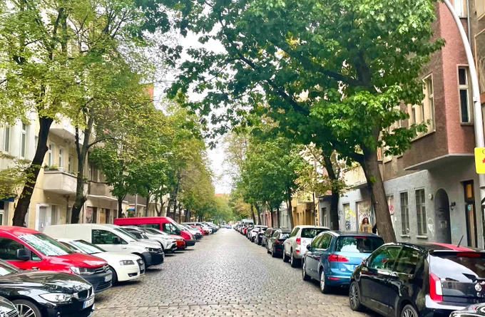Foto einer mit Autos zugeparkten Anwohnerstraße.